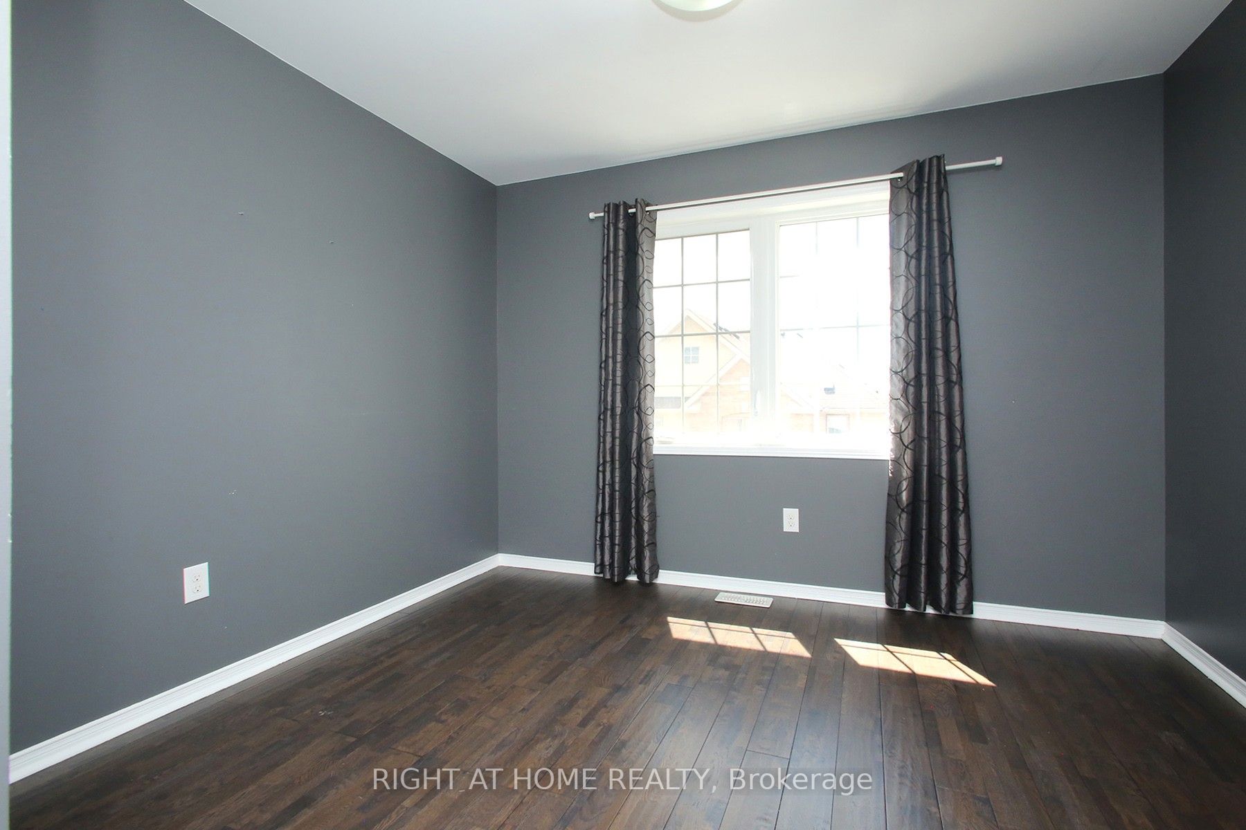527 Rossland Road E