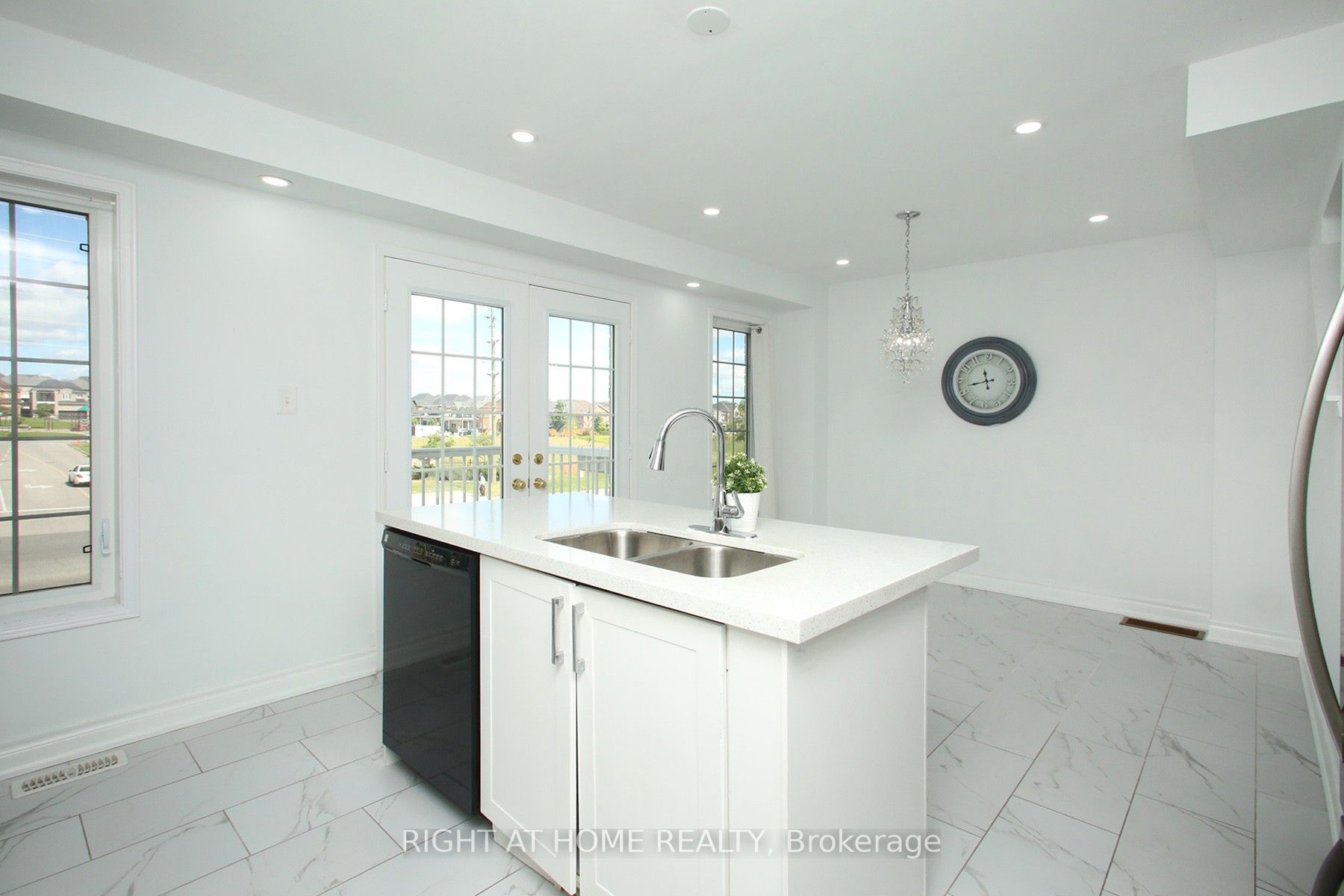 527 Rossland Road E
