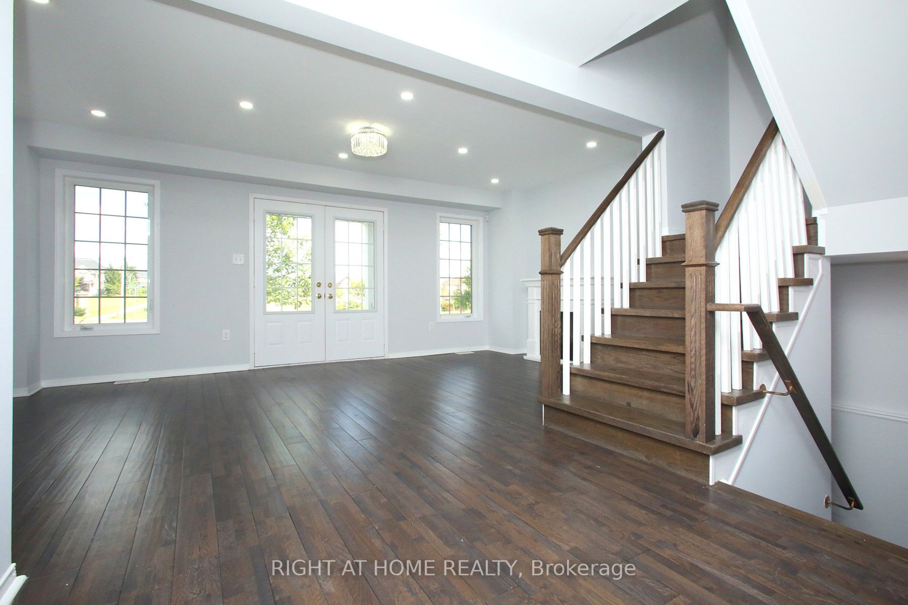 527 Rossland Road E