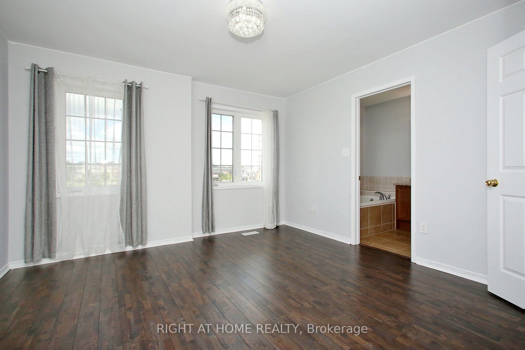 527 Rossland Road E