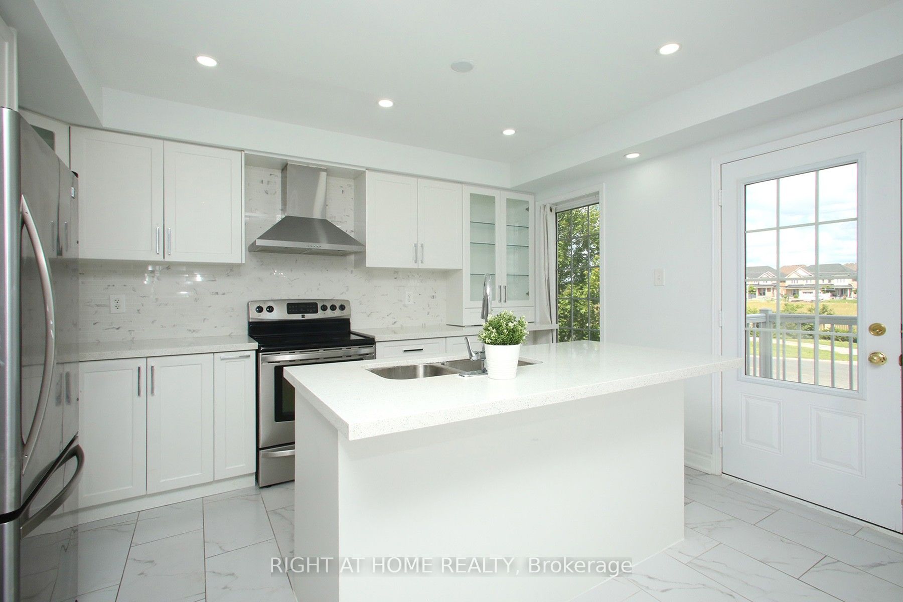 527 Rossland Road E