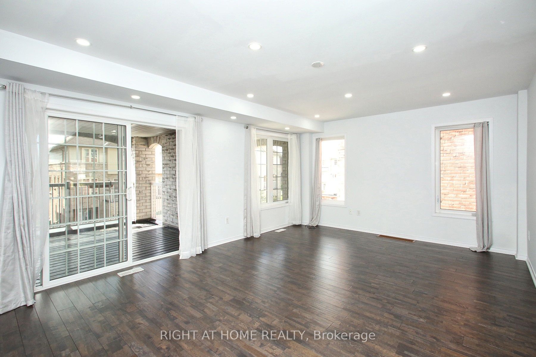 527 Rossland Road E