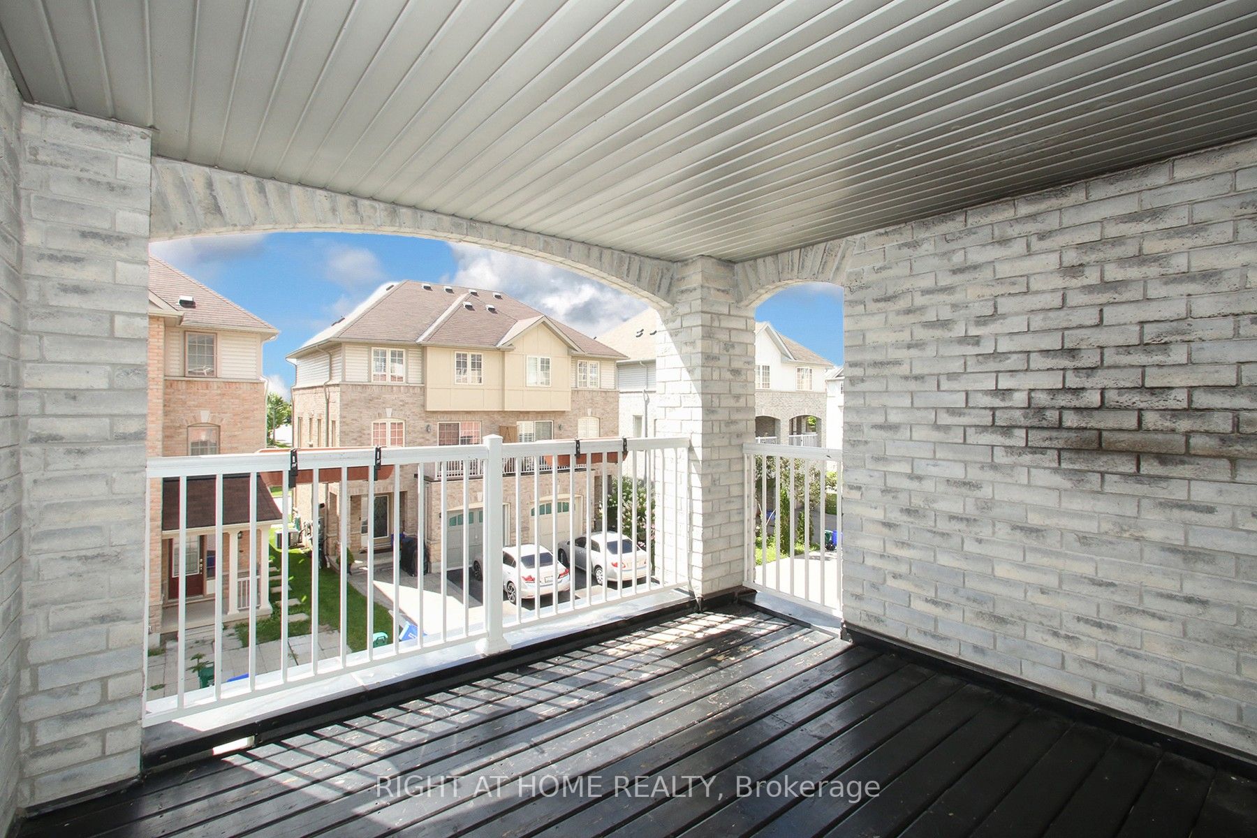 527 Rossland Road E