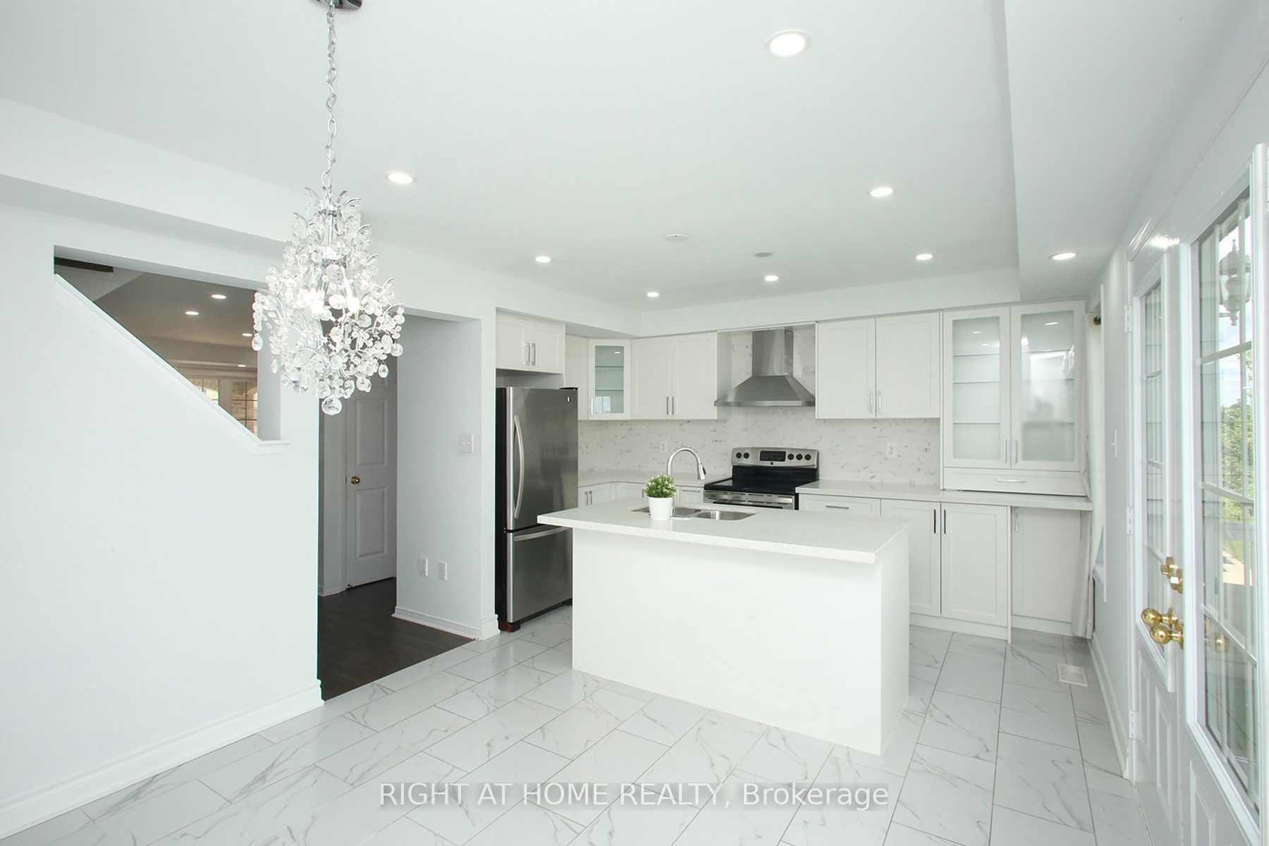 527 Rossland Rd E