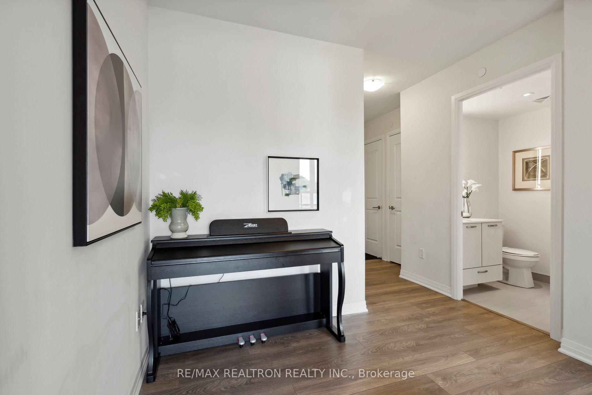 2301 Danforth Ave, #404