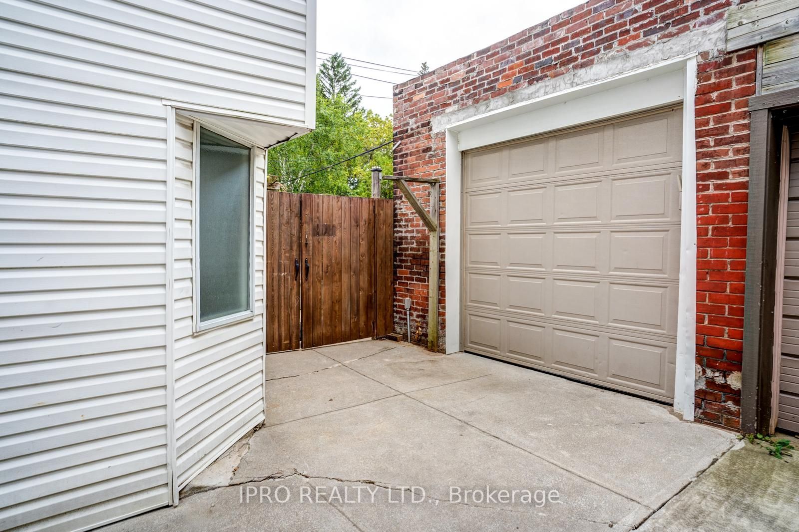 123 Browning Ave