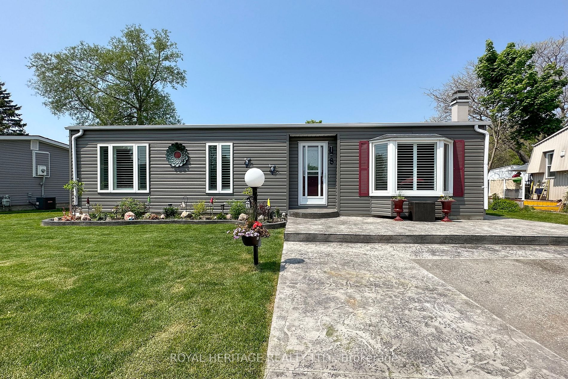8 Kawartha Rd
