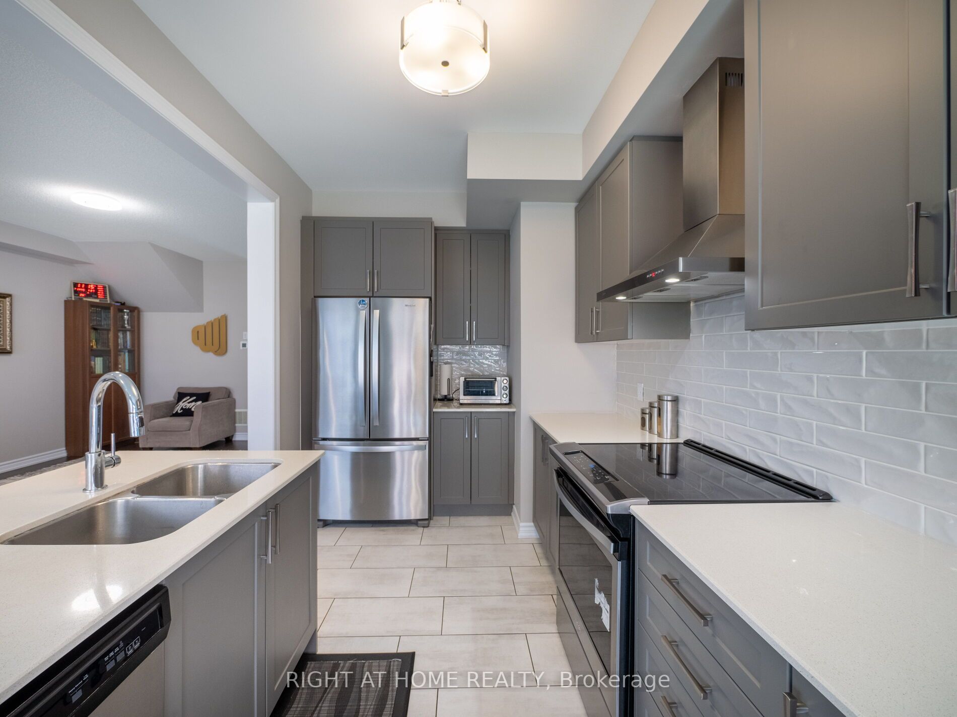 90 Leney St