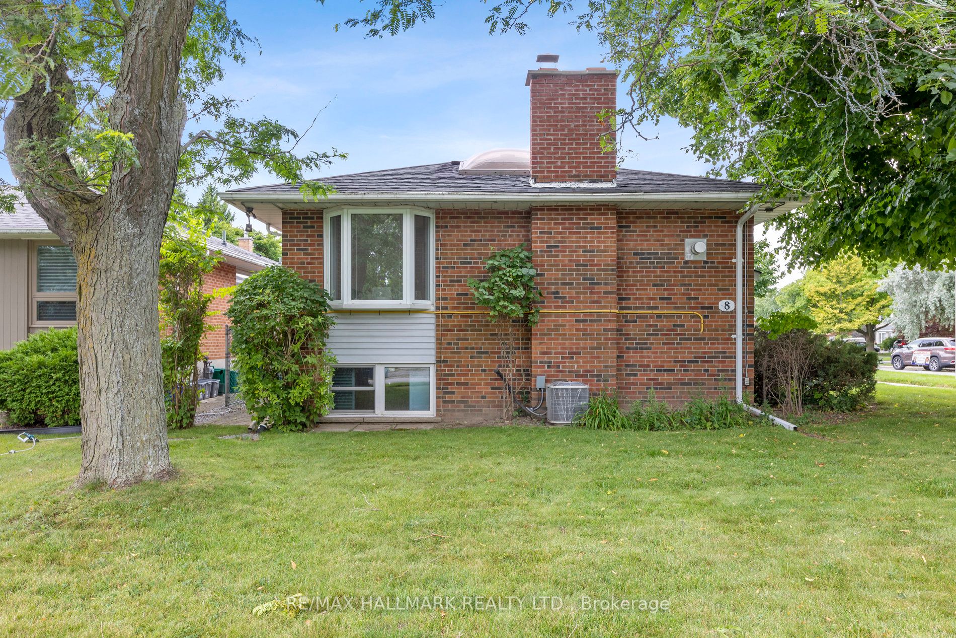 8 Cathedral Bluffs Dr