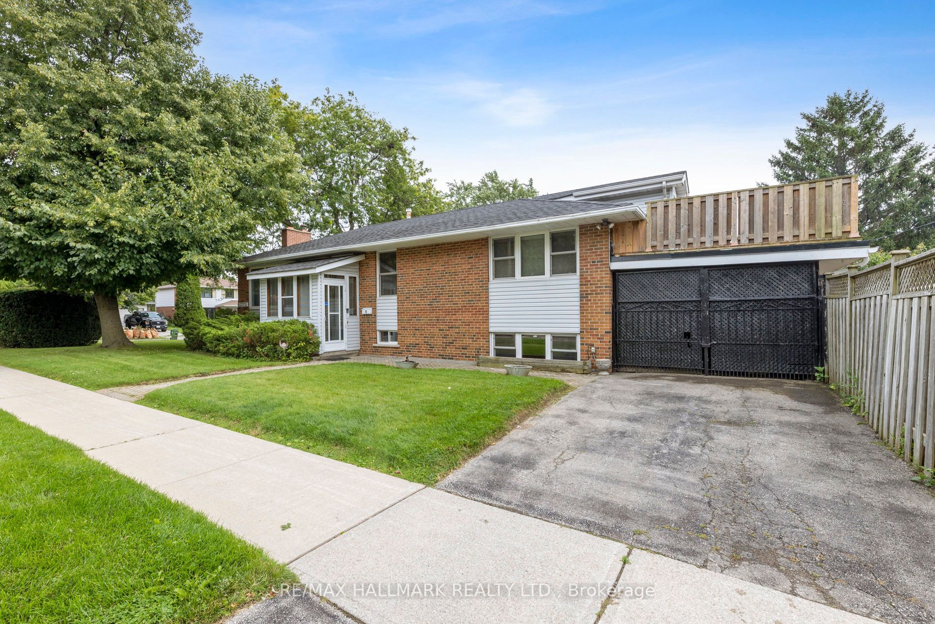 8 Cathedral Bluffs Dr