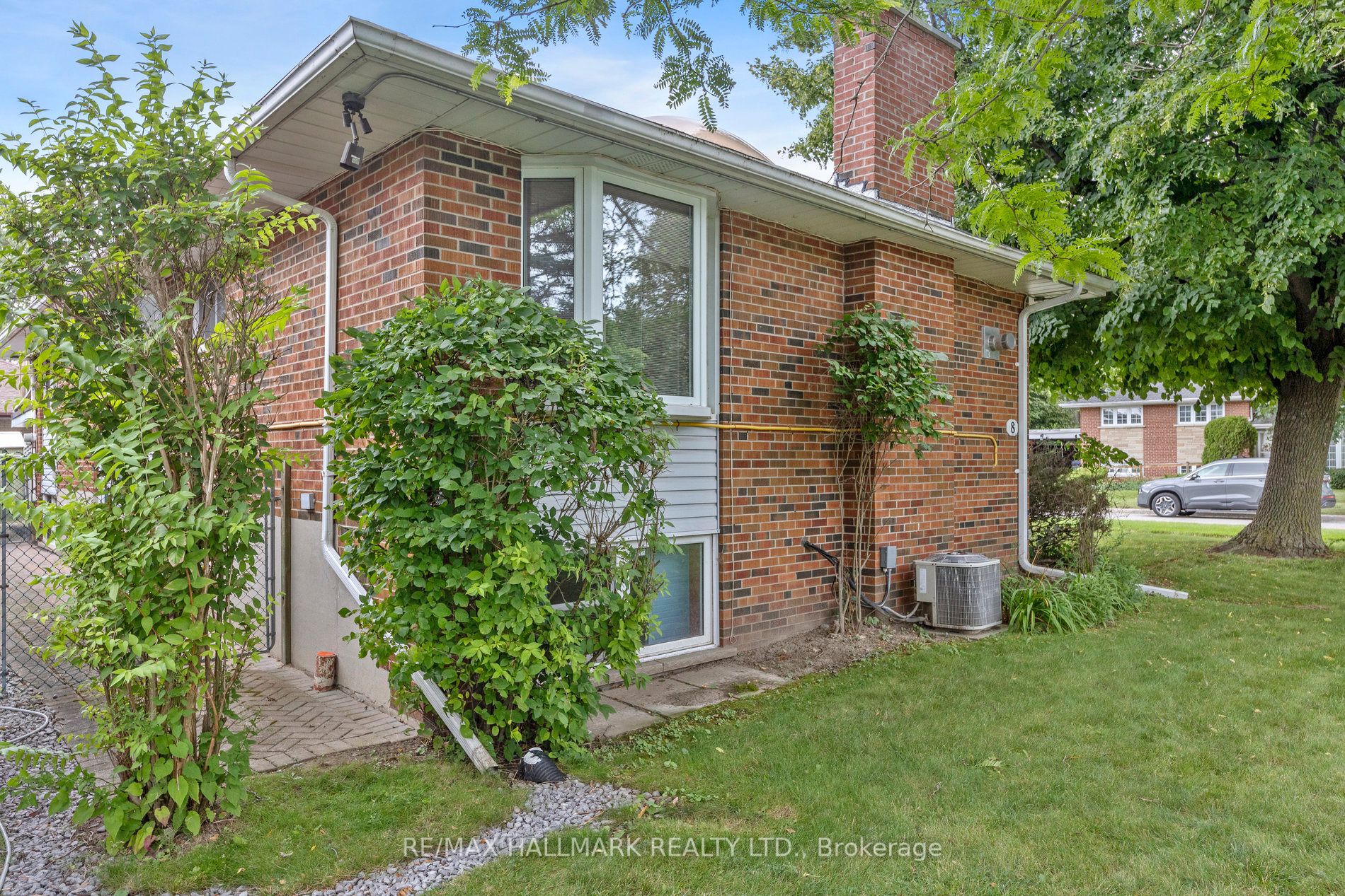 8 Cathedral Bluffs Dr