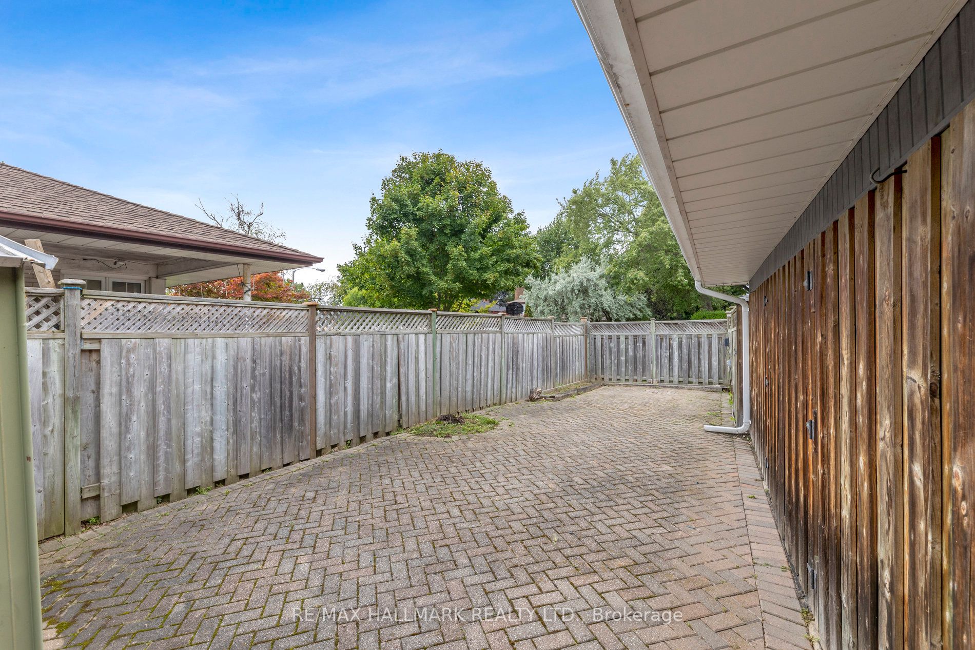 8 Cathedral Bluffs Dr