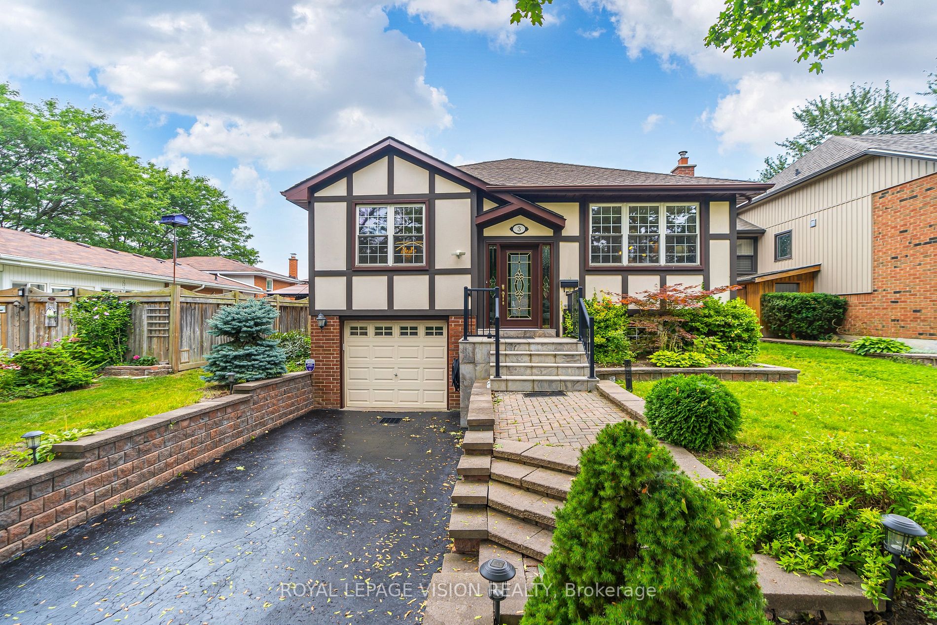 3 Muir Cres