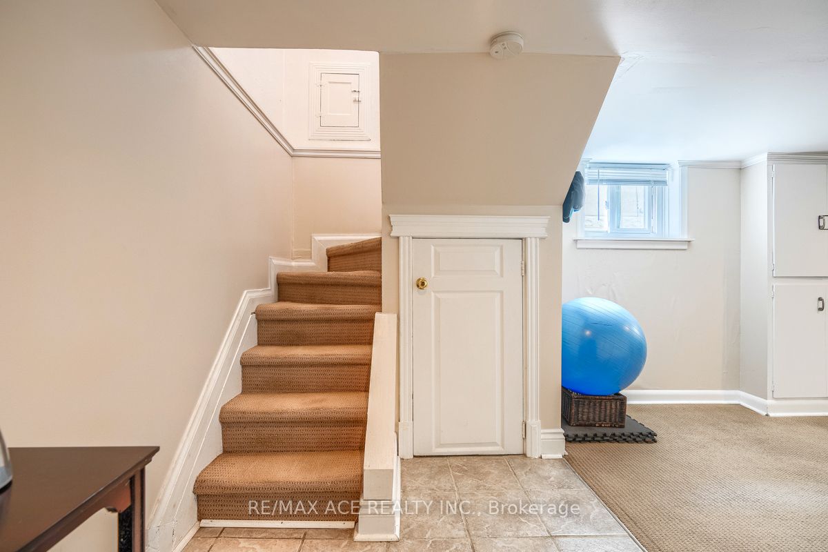 60 Manderley Dr