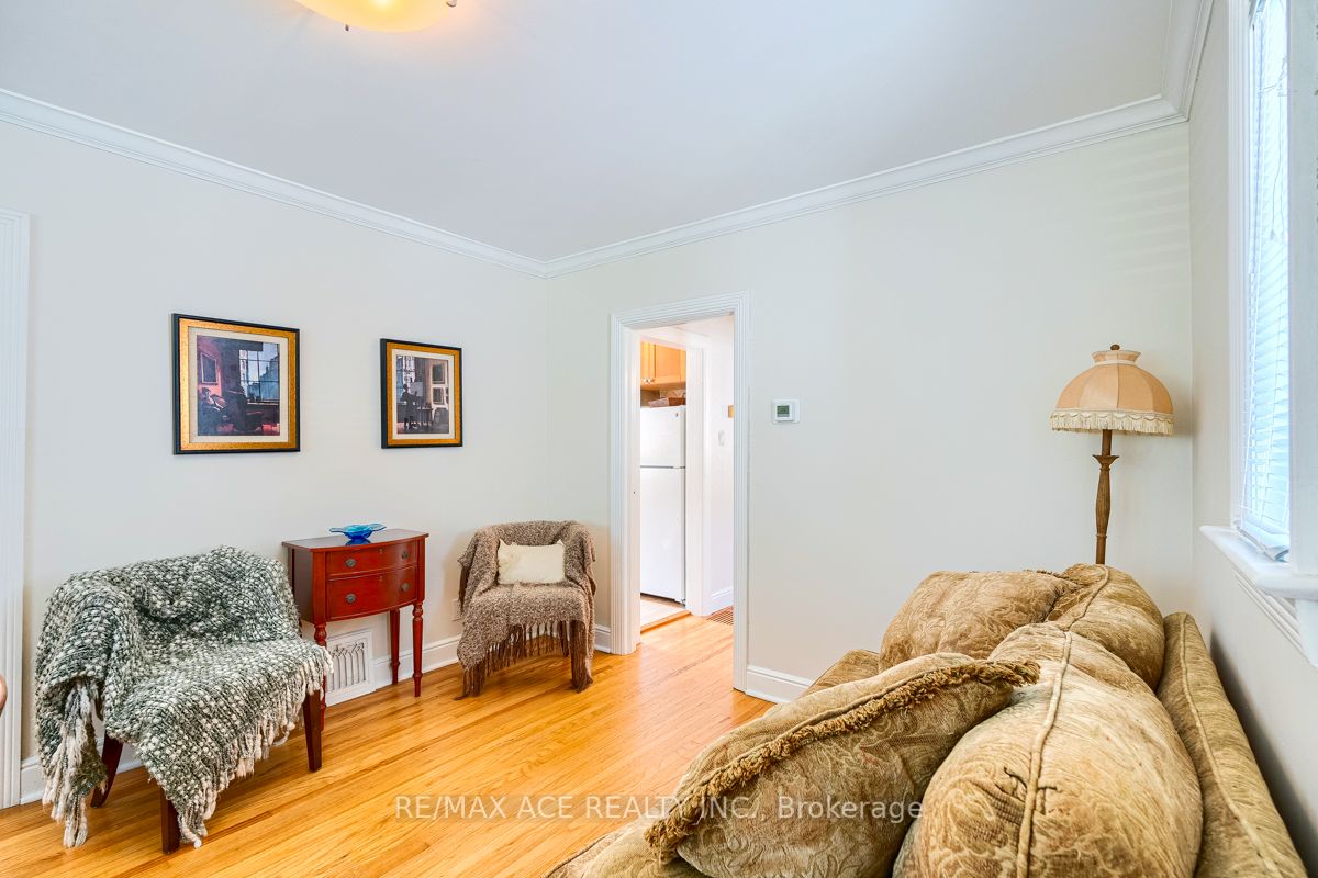 60 Manderley Dr