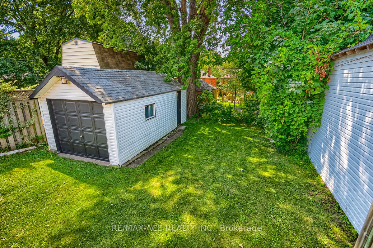 60 Manderley Dr