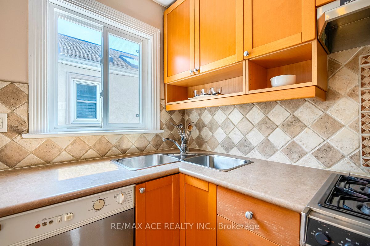 60 Manderley Dr
