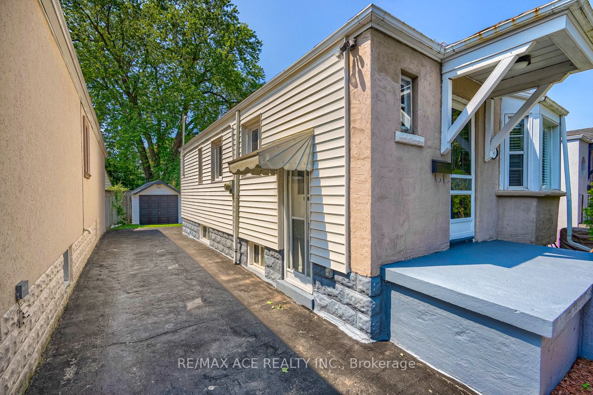 60 Manderley Dr