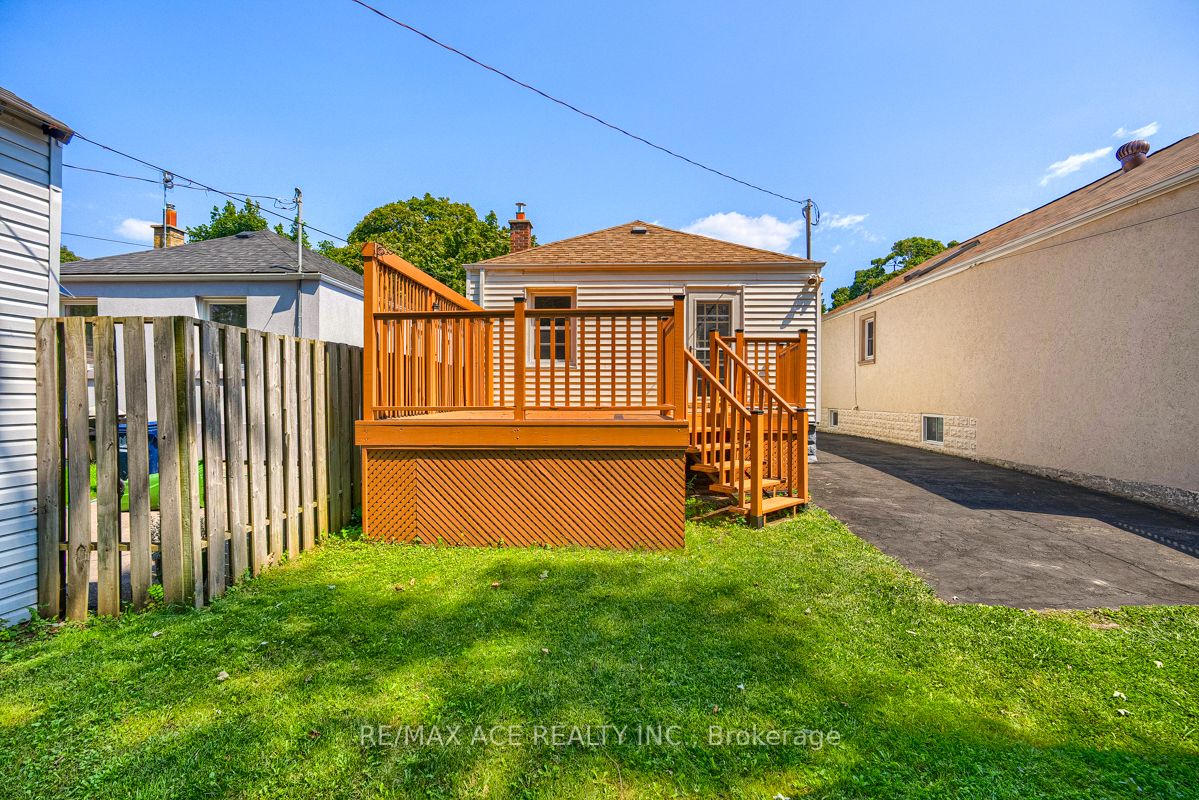 60 Manderley Dr