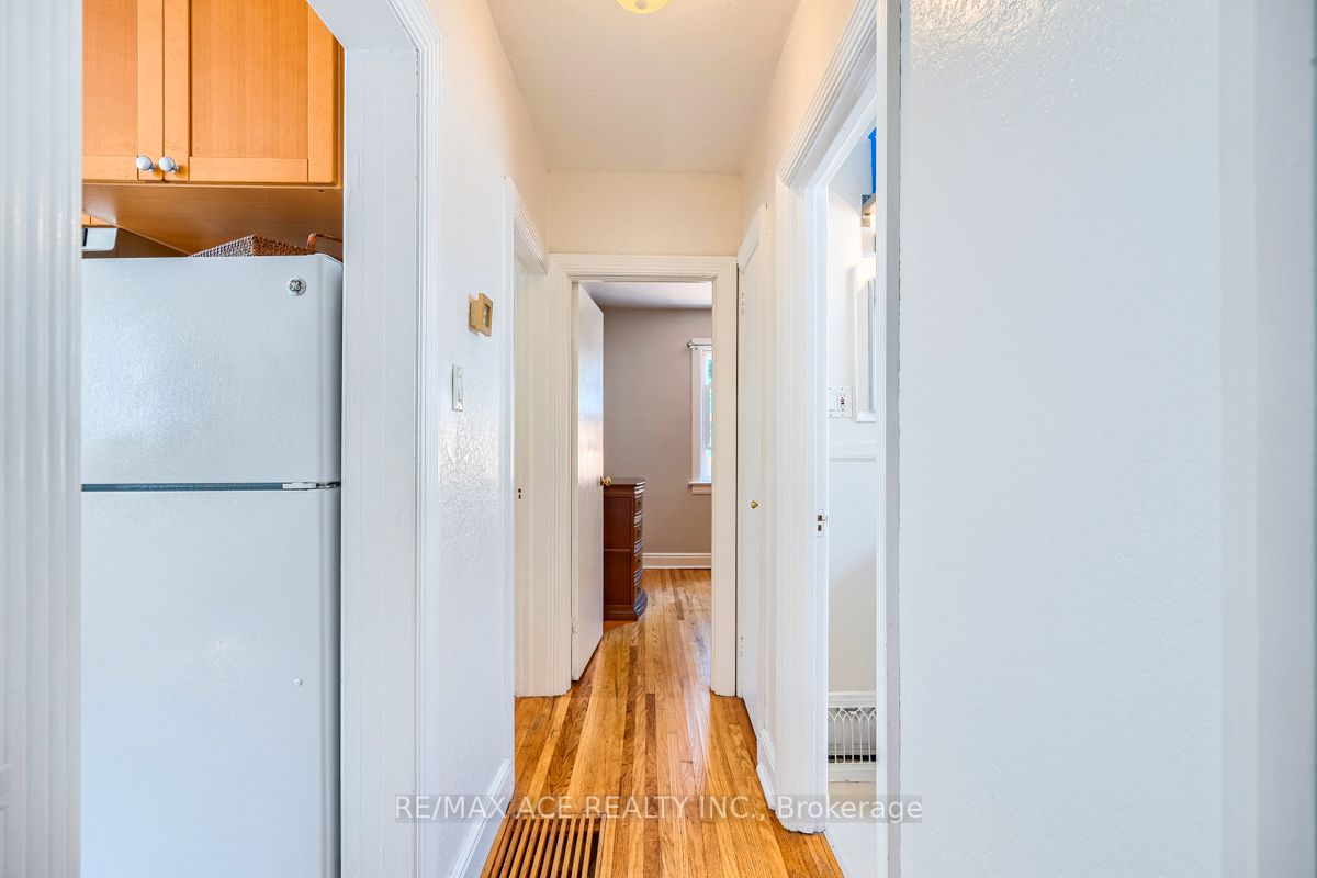 60 Manderley Dr