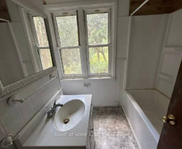 662 Raglan Road W