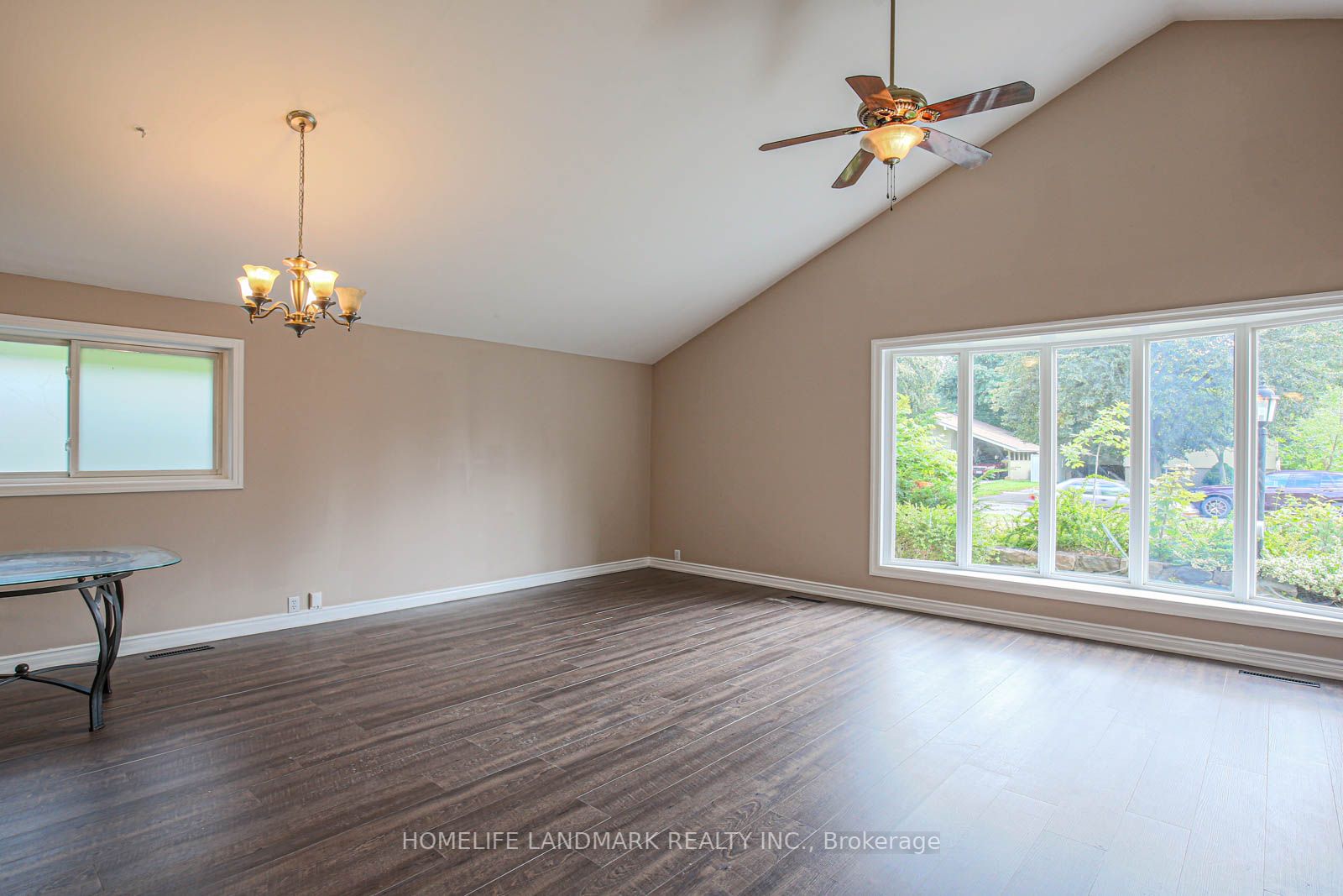55 Munson Cres