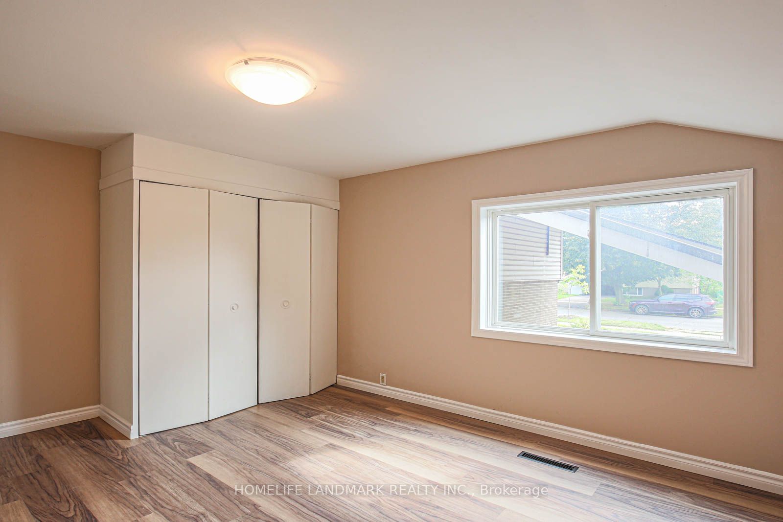 55 Munson Cres