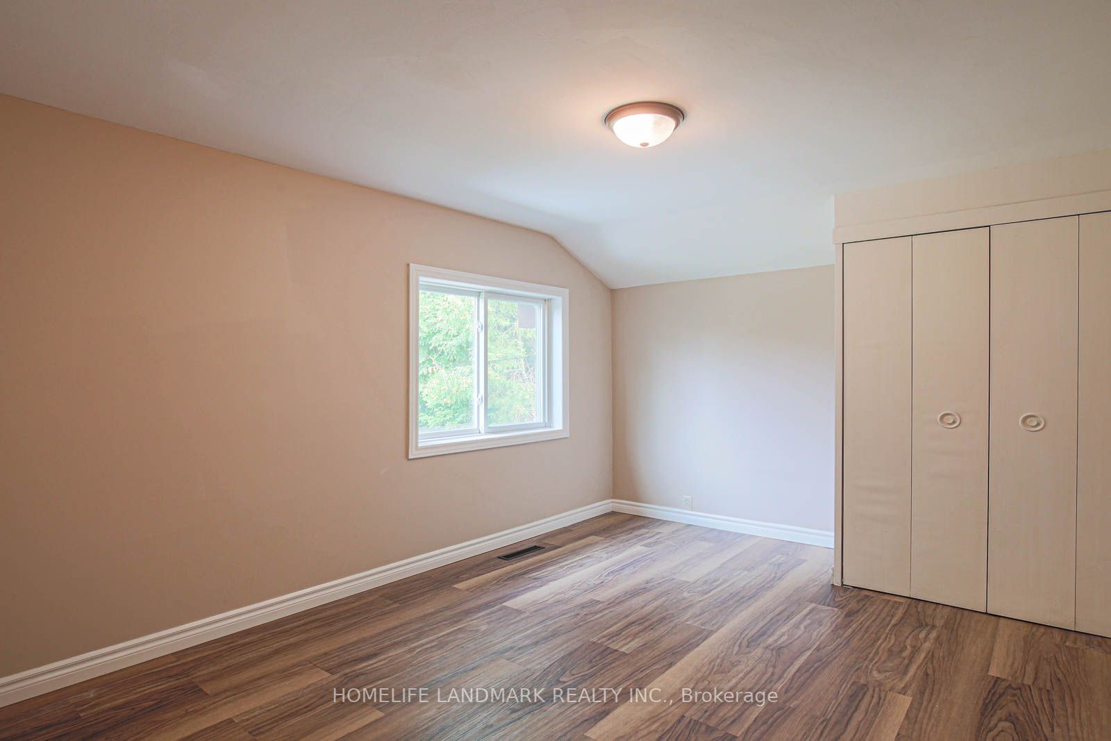 55 Munson Cres