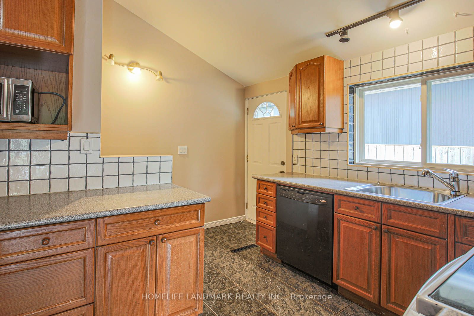 55 Munson Cres