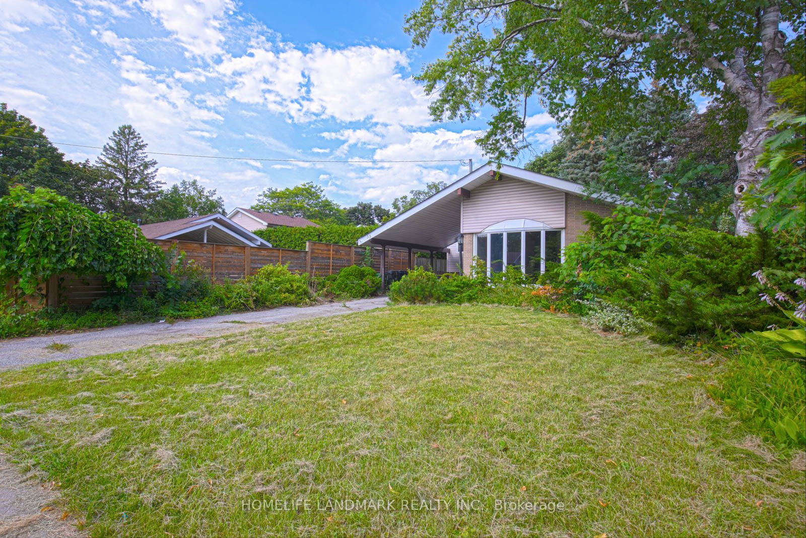 55 Munson Cres