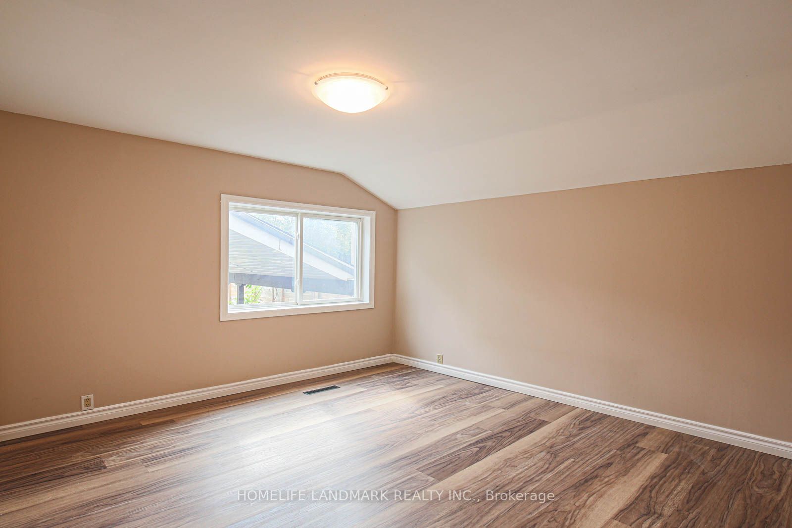 55 Munson Cres