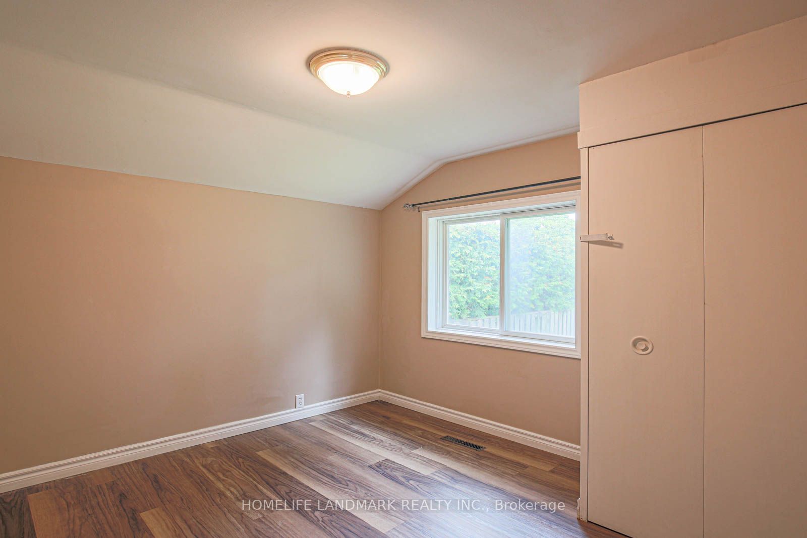 55 Munson Cres