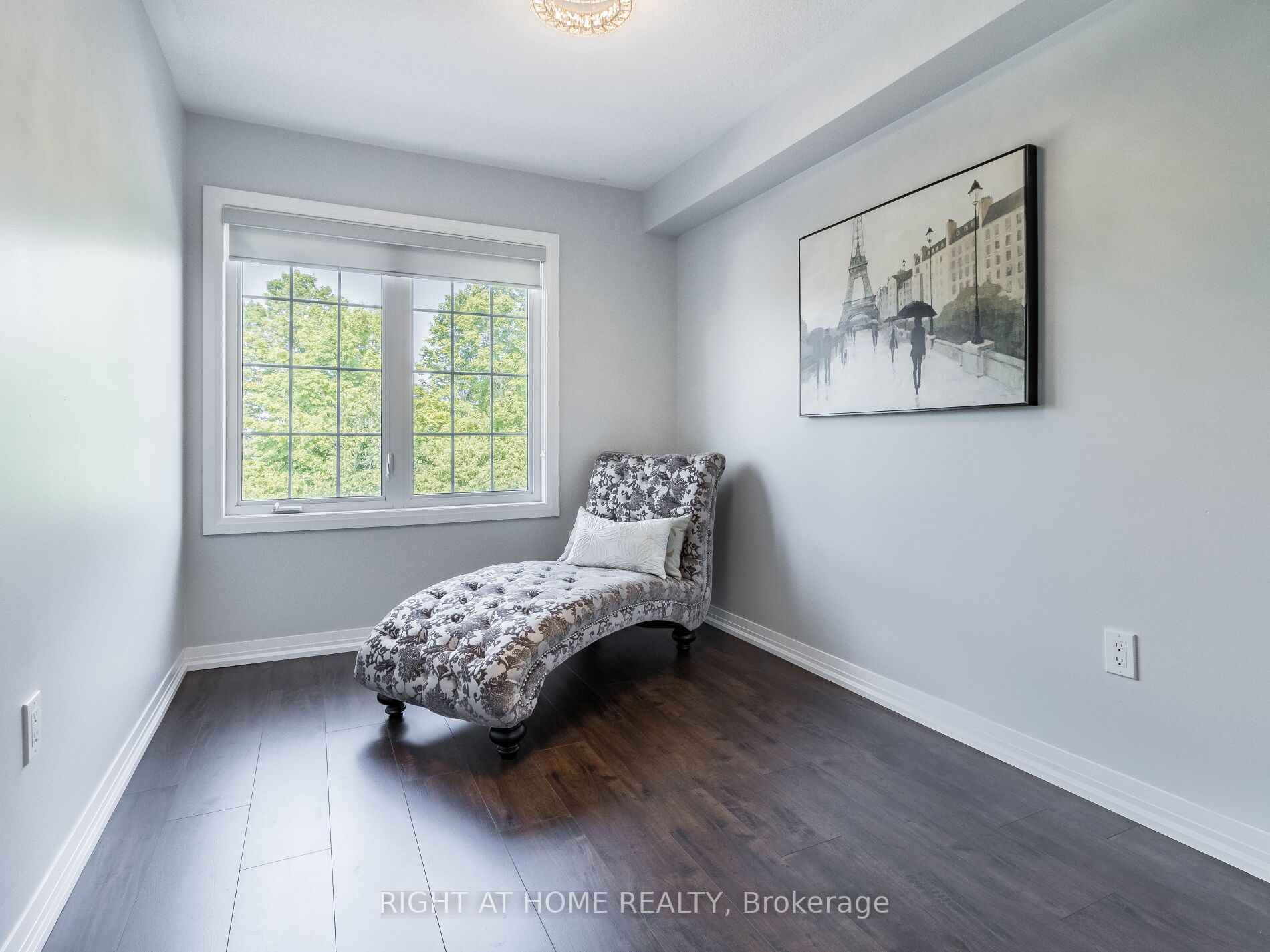 210 London Lane