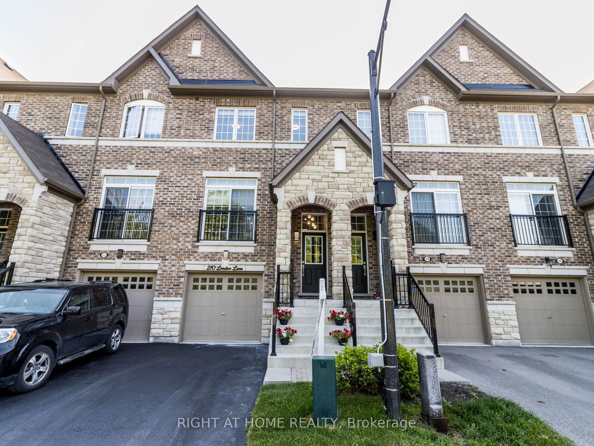 210 London Lane