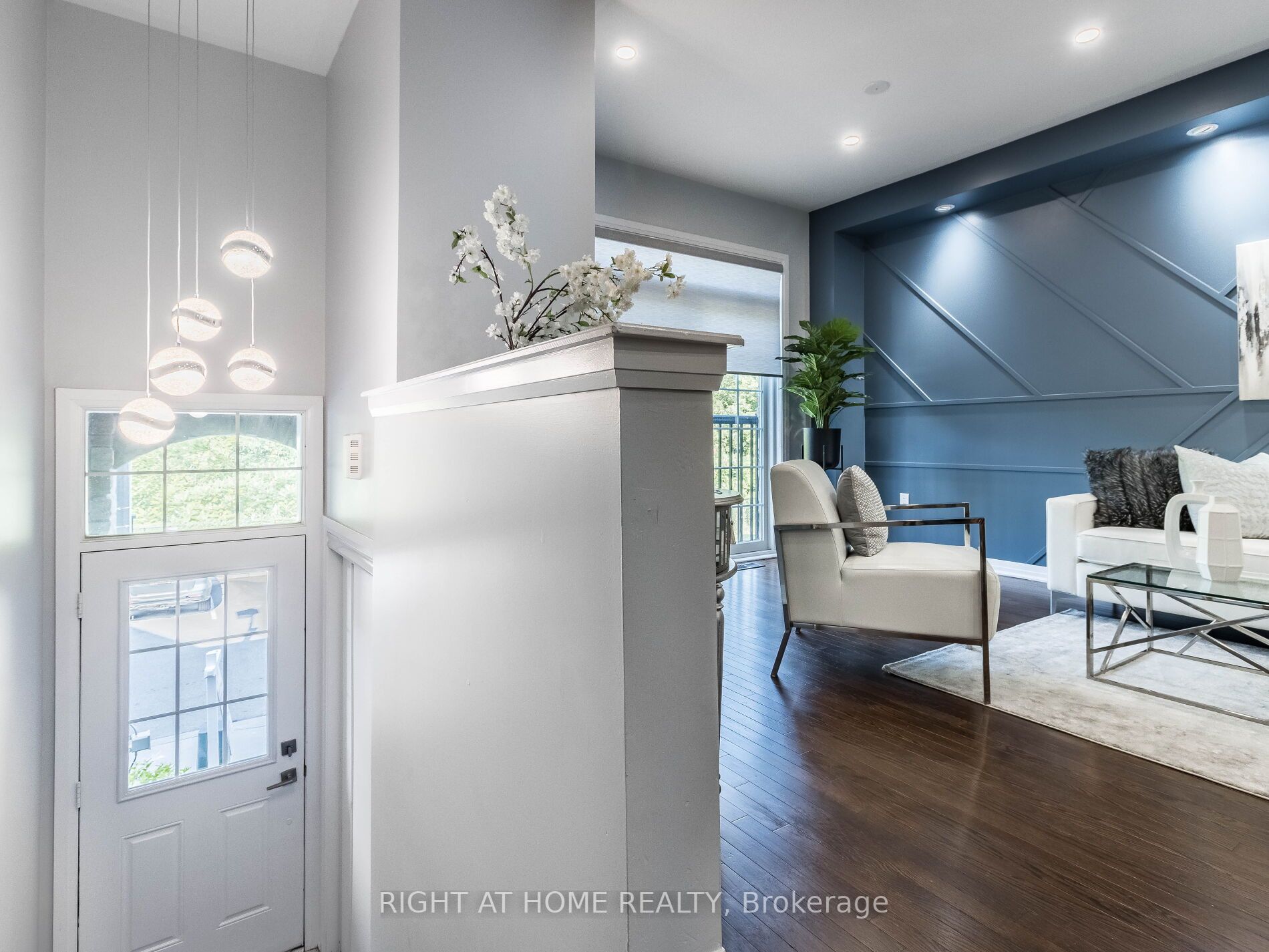 210 London Lane