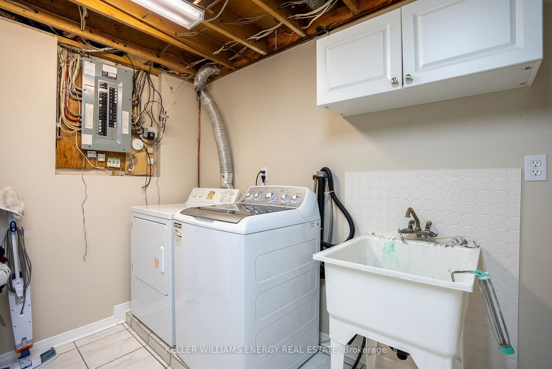 90 Roser Cres
