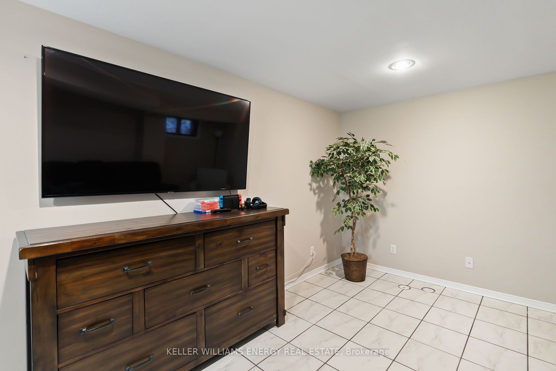 90 Roser Cres