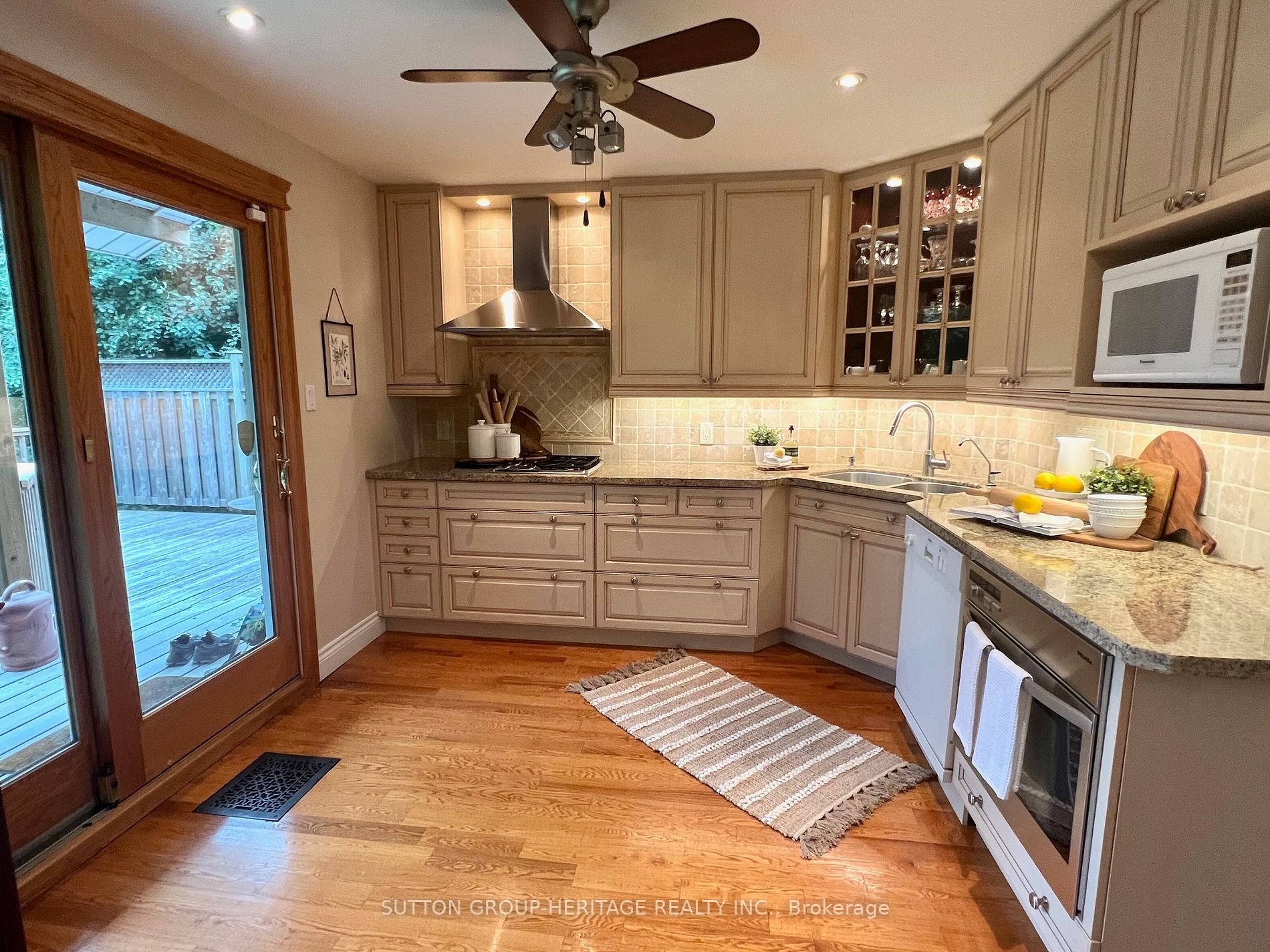 260 Lupin Dr