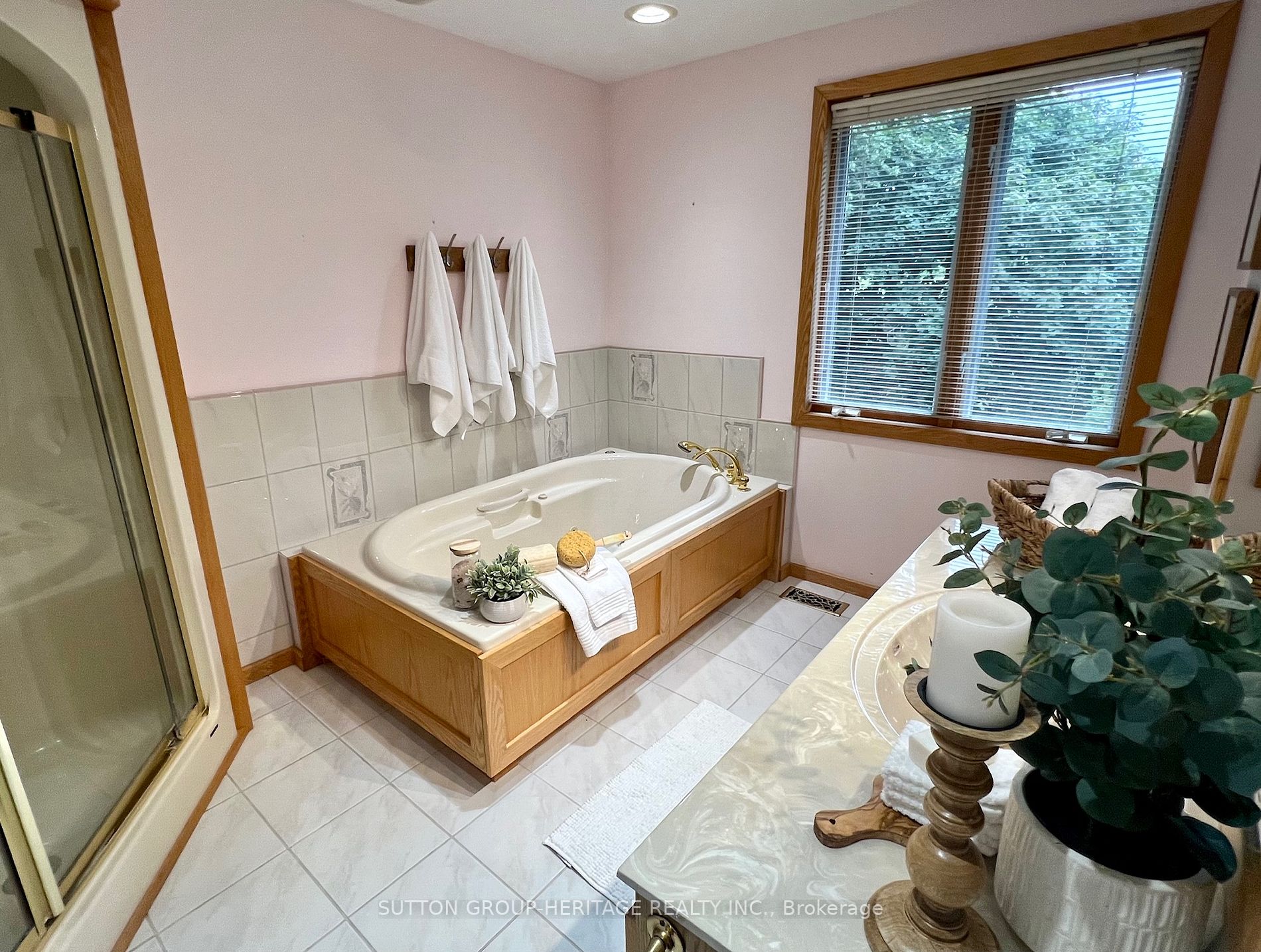 260 Lupin Dr