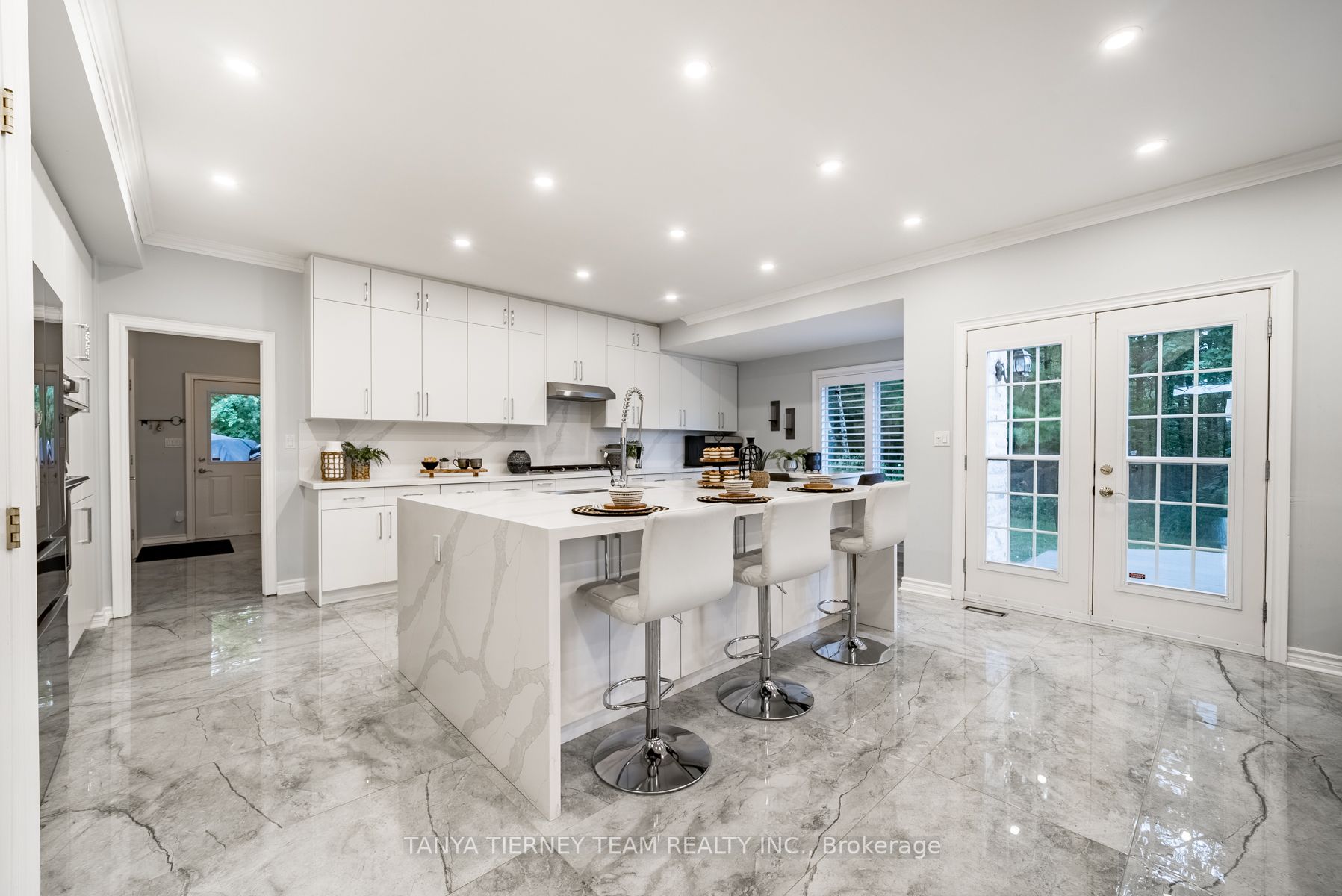 4 Woodbridge Circ