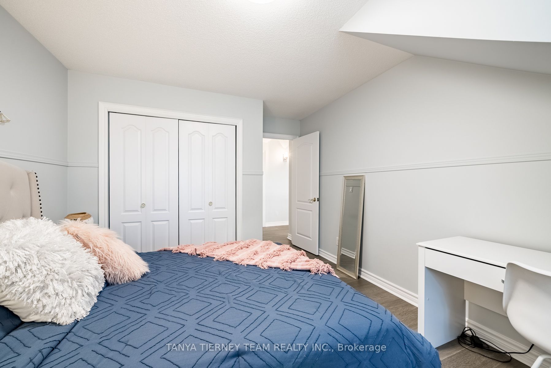4 Woodbridge Circ
