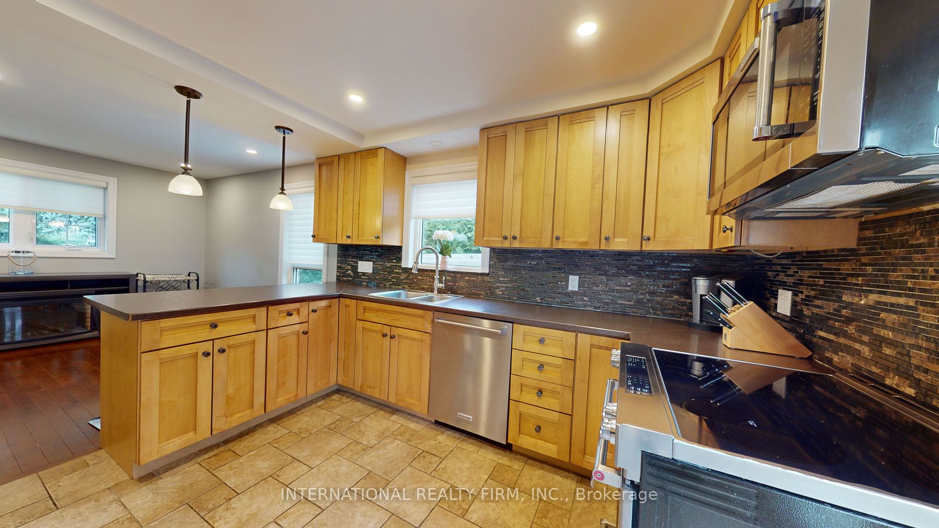 3 Lloyd Street S