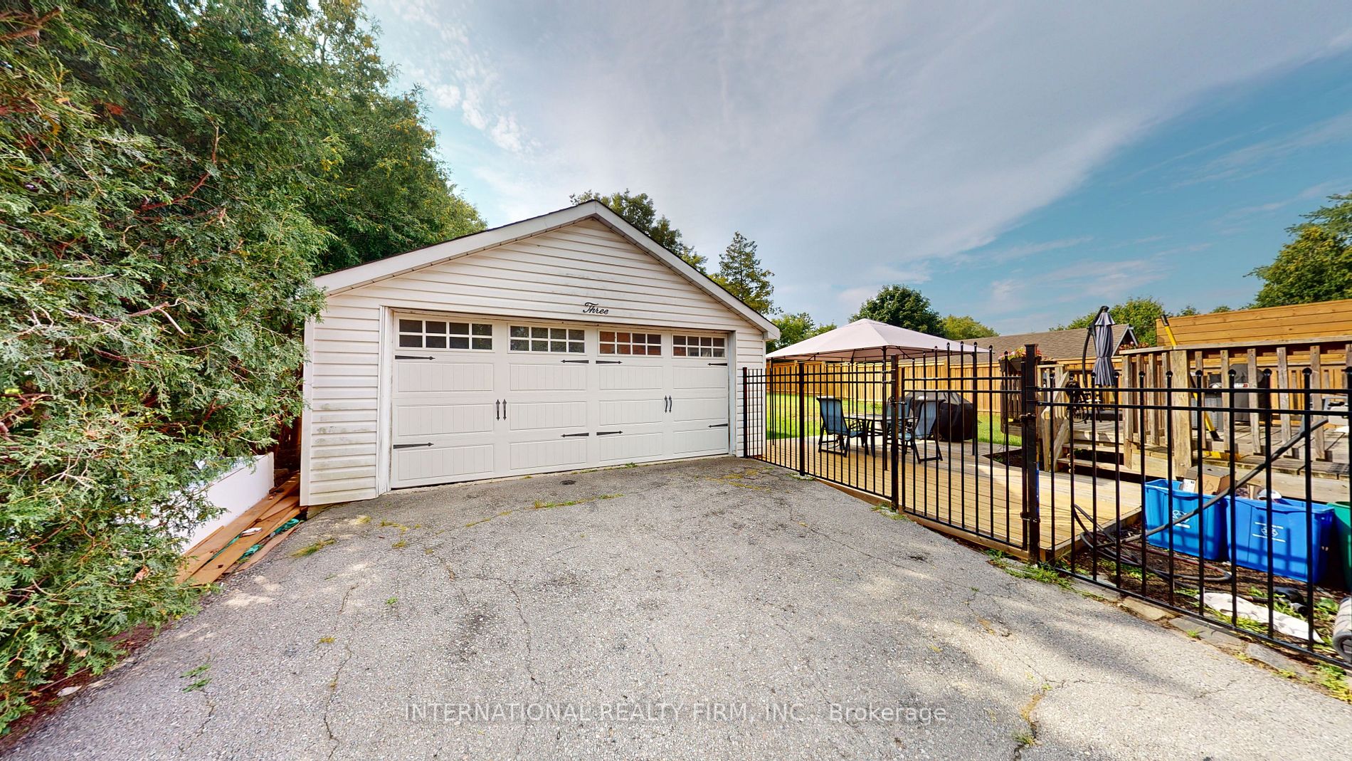 3 Lloyd St S