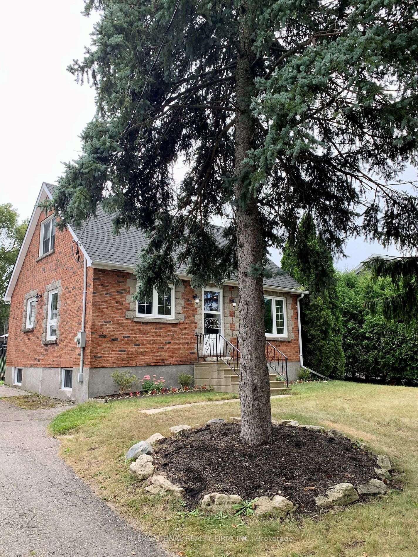3 Lloyd St S