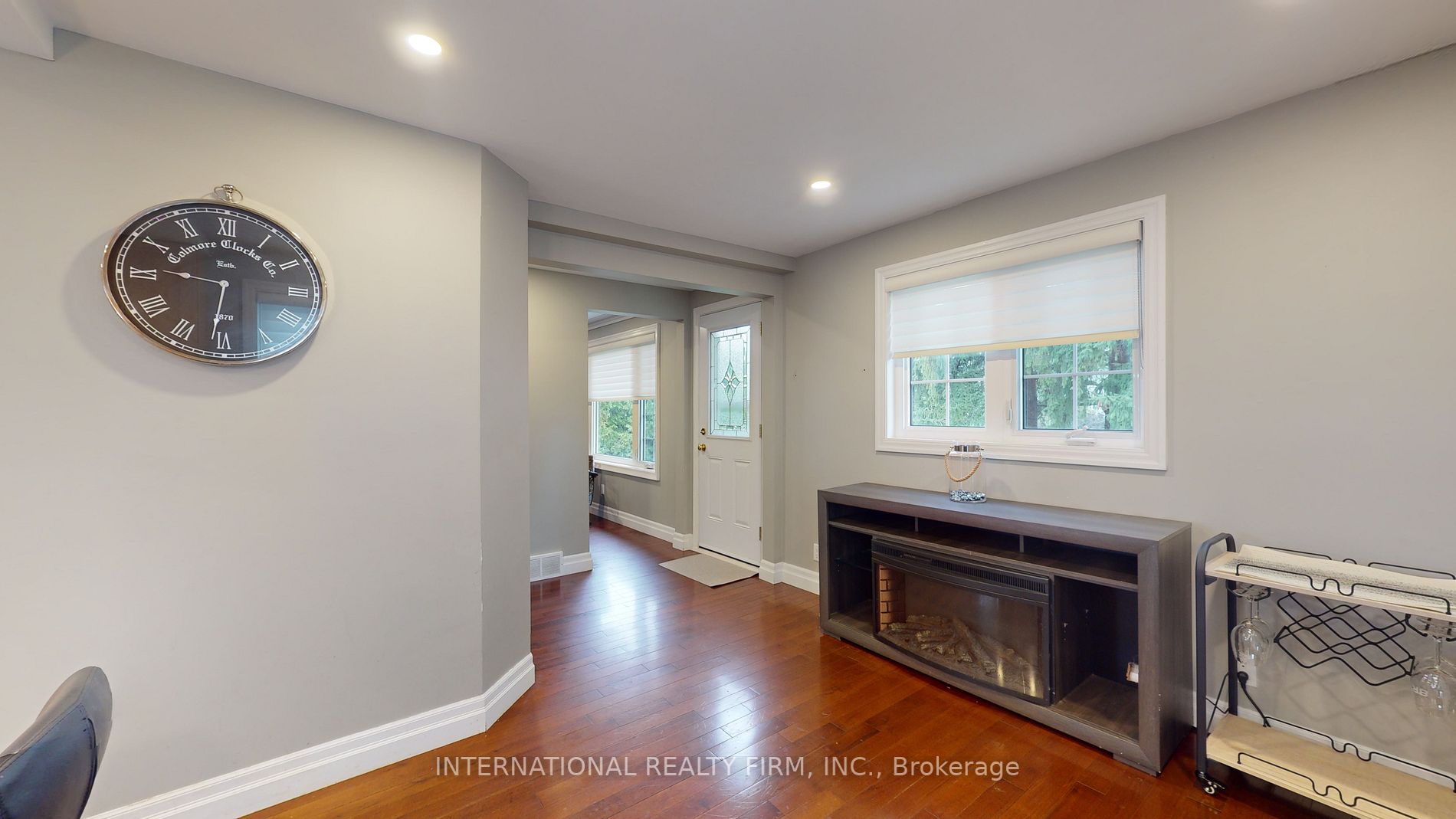 3 Lloyd Street S