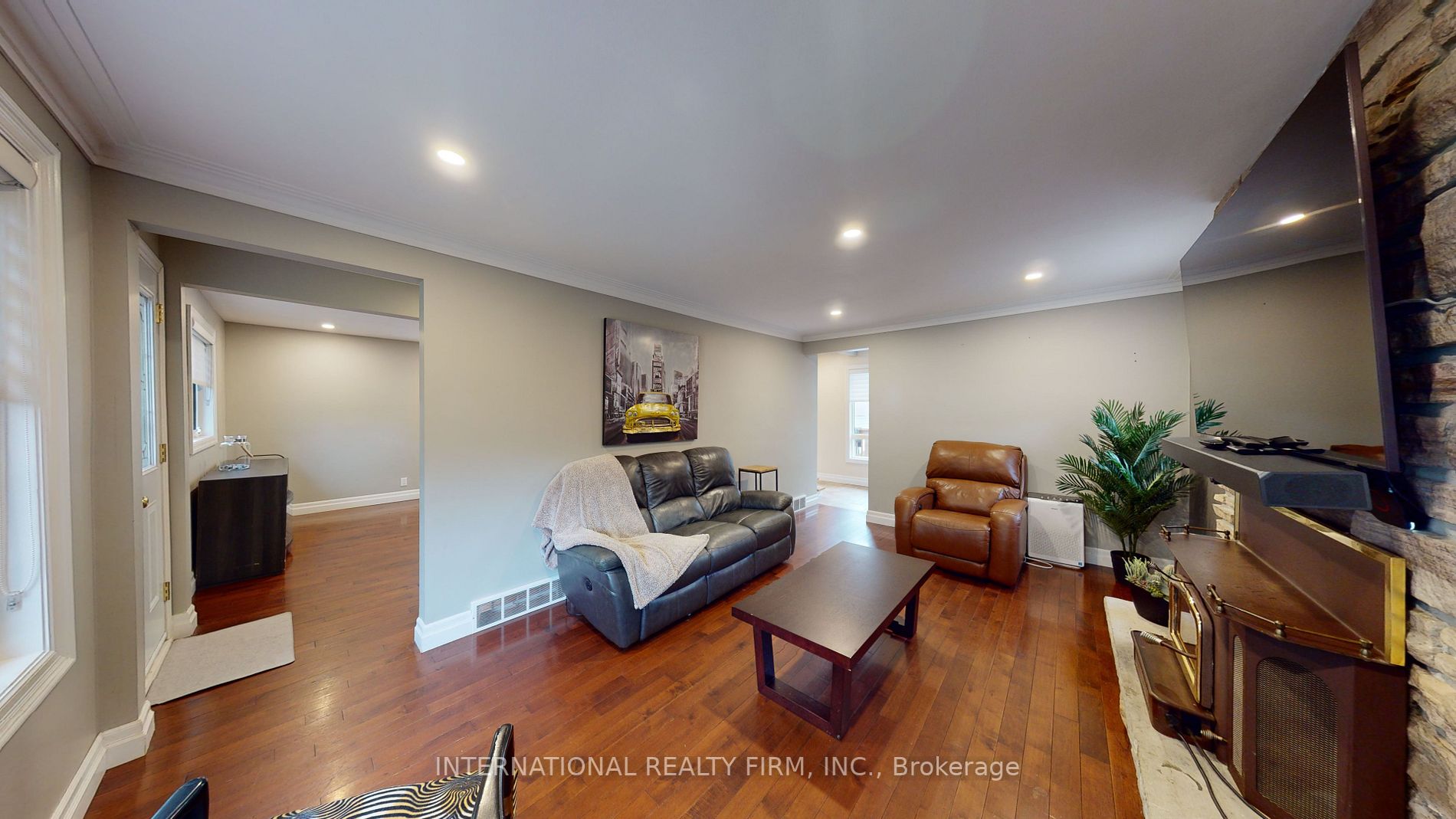 3 Lloyd Street S