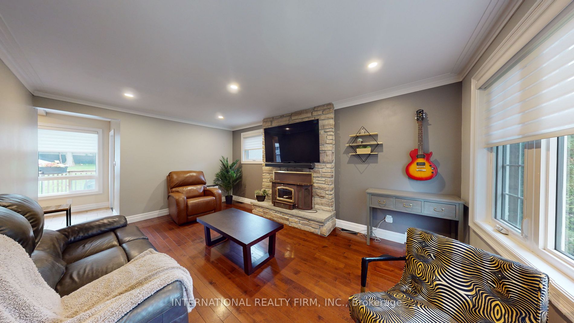 3 Lloyd Street S