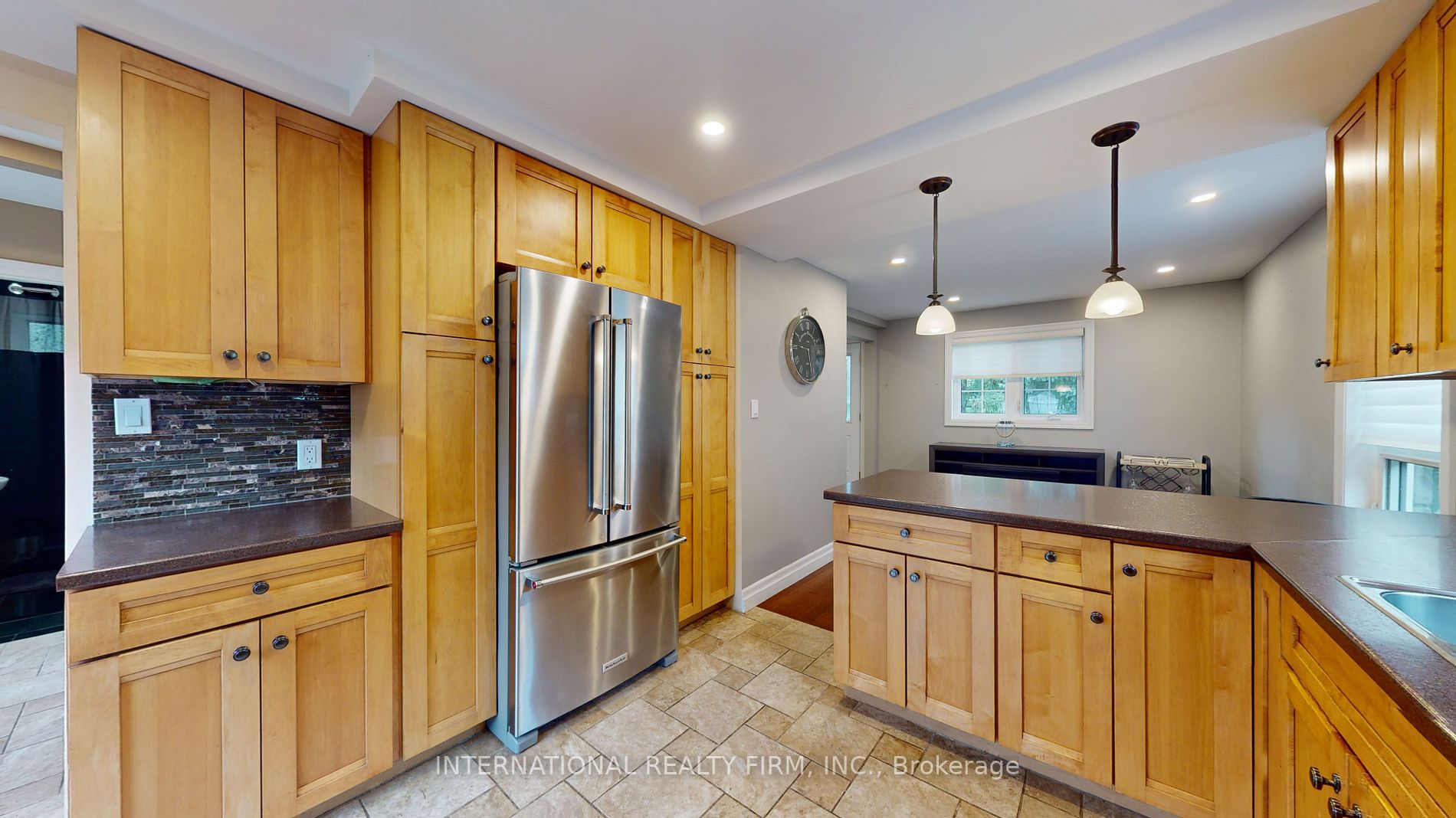 3 Lloyd Street S