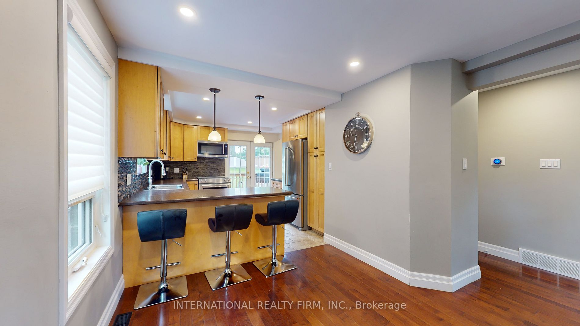 3 Lloyd Street S