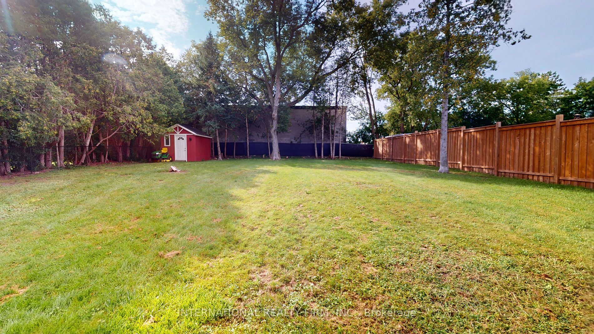 3 Lloyd Street S